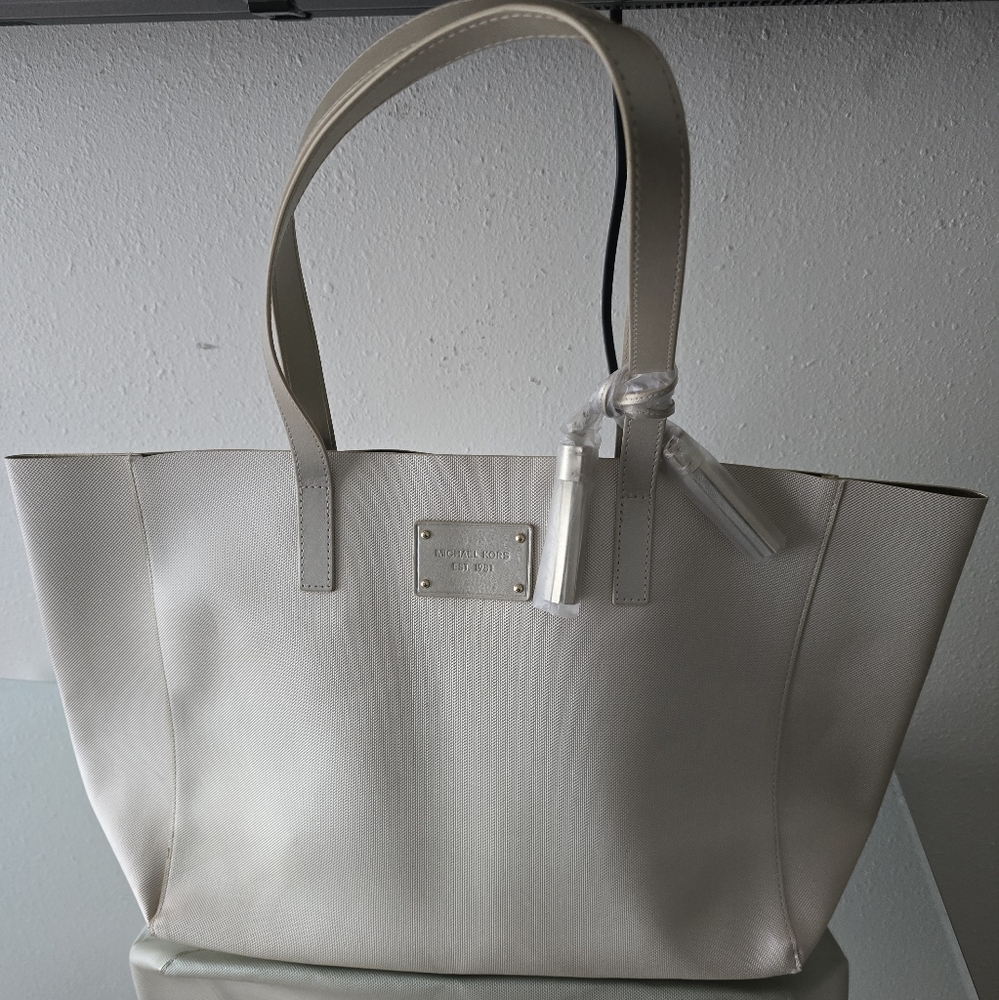 Micheal Kors champagne tote bnwot